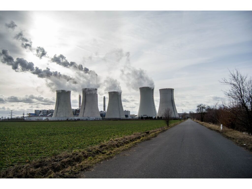 Uhelná elektrárna Počerady, z komínů se kouří.