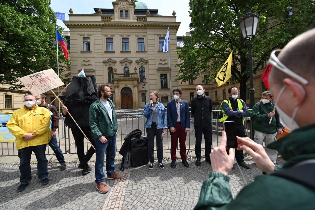 Uhlí vzkazuje od sídla vlády: “Nikde mě nechtějí, hlasujte pro rychlý odklon”
