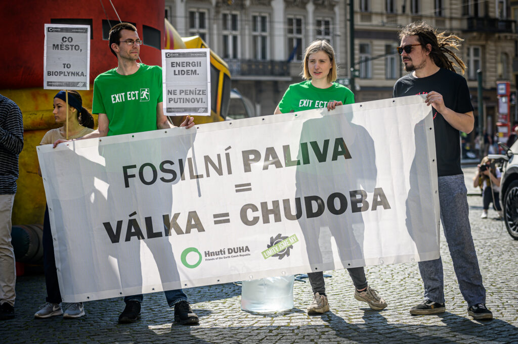 Ekologické organizace vyzvaly politiky k ukončení závislosti na fosilních palivech a vystoupení z Energetické charty