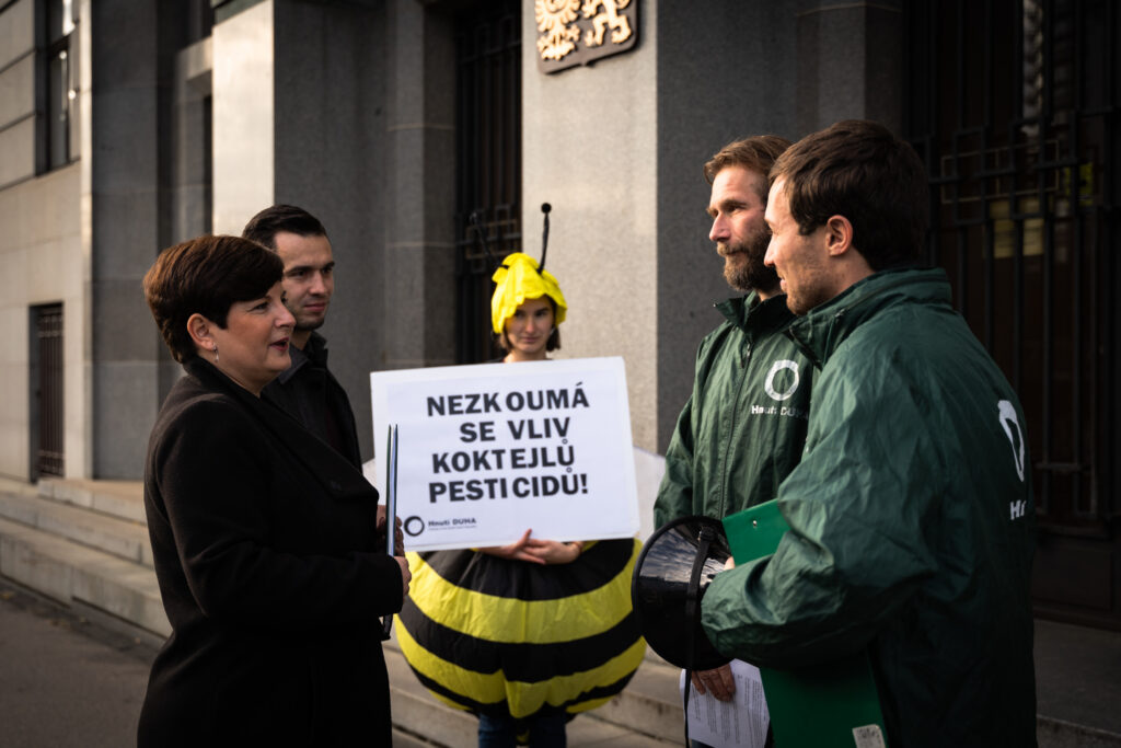 Nová analýza pesticidů: půda i voda jsou nasyceny koktejly jedů, dopady jsou podhodnoceny