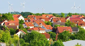 Vesnička a v pozadí větrné elektrárny.
