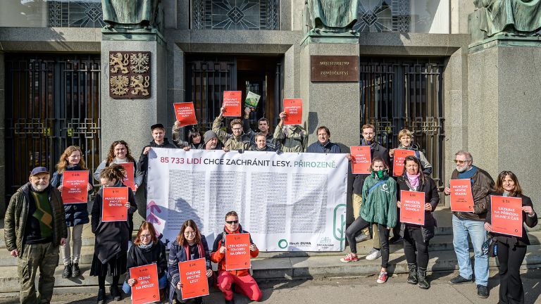 Parta protestujících před budovou ministerstva zemědělství.