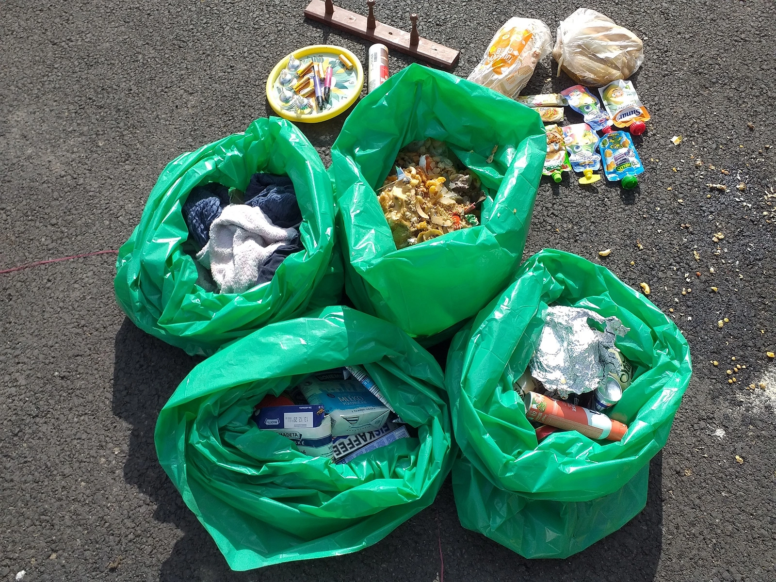 Čtyři pytle roztřízených odpadků po rozboru směsného komunálního odpadu v obci – většinu tvoří recyklovatelné suroviny.